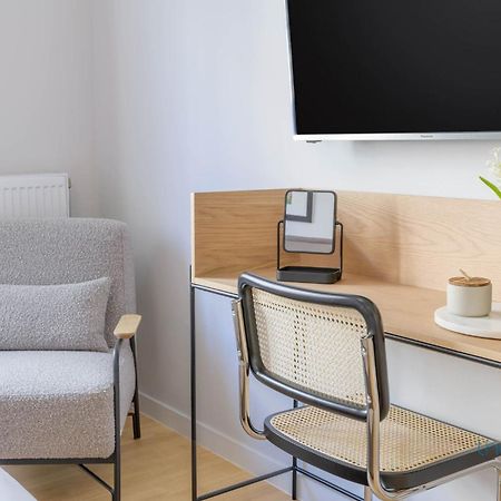 Sun-Splashed 2-Bdr Corner Apartment With Hillside Views! Athens Luaran gambar