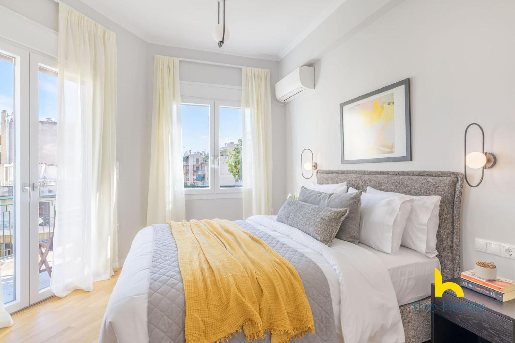 Sun-Splashed 2-Bdr Corner Apartment With Hillside Views! Athens Luaran gambar